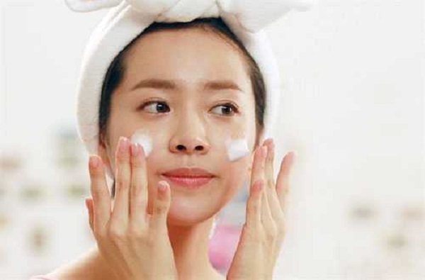 Sử dụng sữa rửa mặt dịu nhẹ vừa giúp làm sạch da lại có khả năng dưỡng ẩm tốt - Ảnh 3
