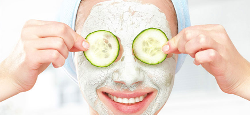 Đắp mặt nạ tự nhiên giúp cung cấp độ ẩm, vitamin và dưỡng chất cho da.
