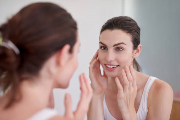 Làm sạch da bằng sữa rửa mặt vào buổi sáng giúp loại bỏ vi khuẩn và chất bã nhờn trên da - Ảnh 1