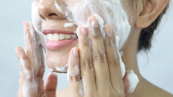 Làm sạch da và tẩy trang giúp da dễ dàng hấp thu dưỡng chất - Ảnh 2
