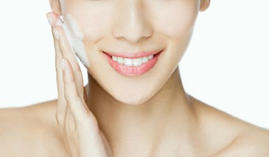 Rửa mặt làm sạch da để ngăn ngừa mụn phát triển thêm - Ảnh 2