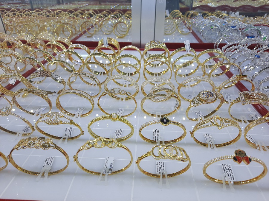 Giá vàng hôm nay 7/12: Vàng trong nước tiến gần ngưỡng 62 triệu, bỏ rơi vàng thế giới lại phía sau