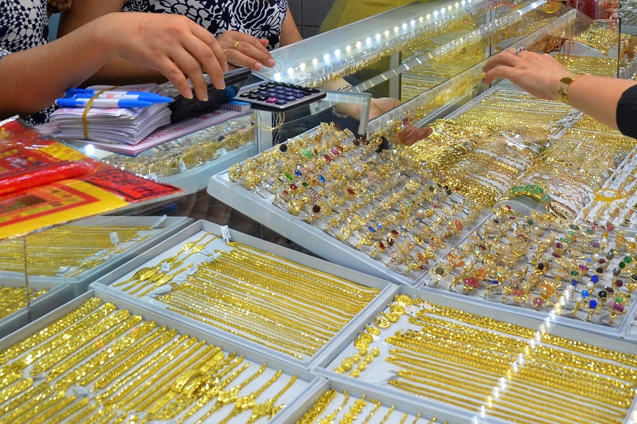 Giá vàng hôm nay 8/12: Vàng trong nước đảo chiều giảm giá, vàng thế giới bất ngờ bật tăng trở lại