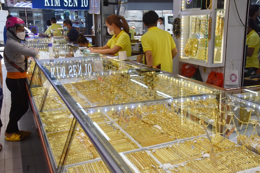 Giá vàng hôm nay 21.3: Giá vàng SJC đứng quanh ngưỡng 69 triệu đồng/lượng, vàng thế giới giảm - Ảnh 1