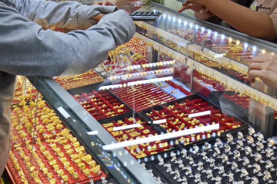 Giá vàng hôm nay 16/5 Vàng trong nước đứng yên, thế giới tiếp tục giảm mạnh