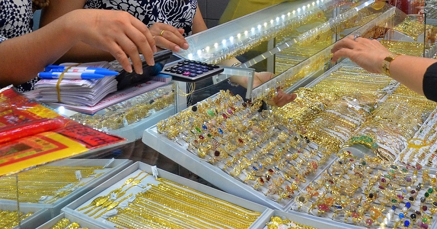 Giá vàng hôm nay 30.5 vàng thế giới tăng mạnh ngay khi USD lao dốc - Ảnh 1