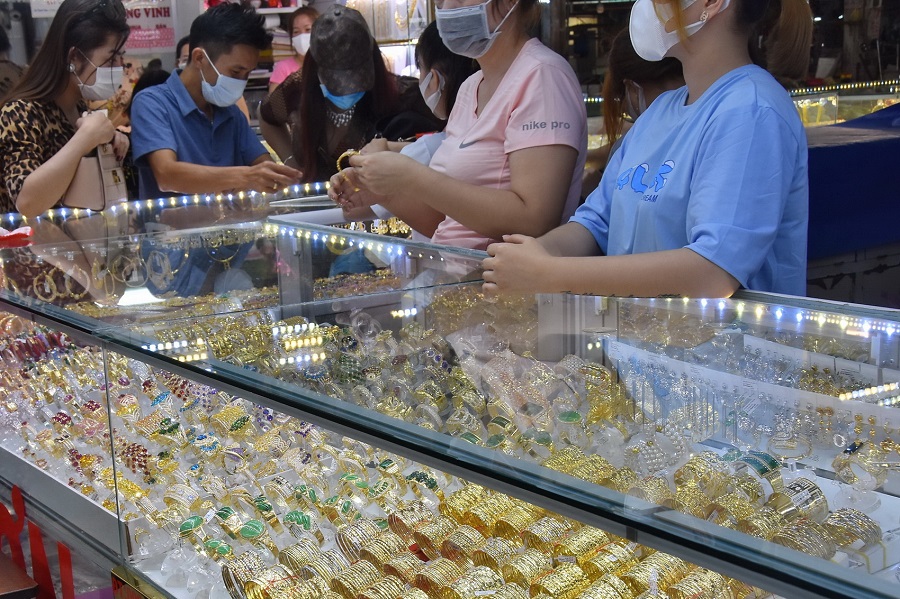 Giá vàng hôm nay 5.6 vàng trong nước lao dốc theo đà giảm của vàng thế giới - Ảnh 1