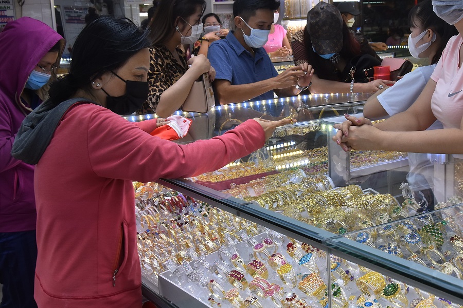 Giá vàng hôm nay 8.6 Vàng trong nước tiếp tục giảm sâu - Ảnh 1