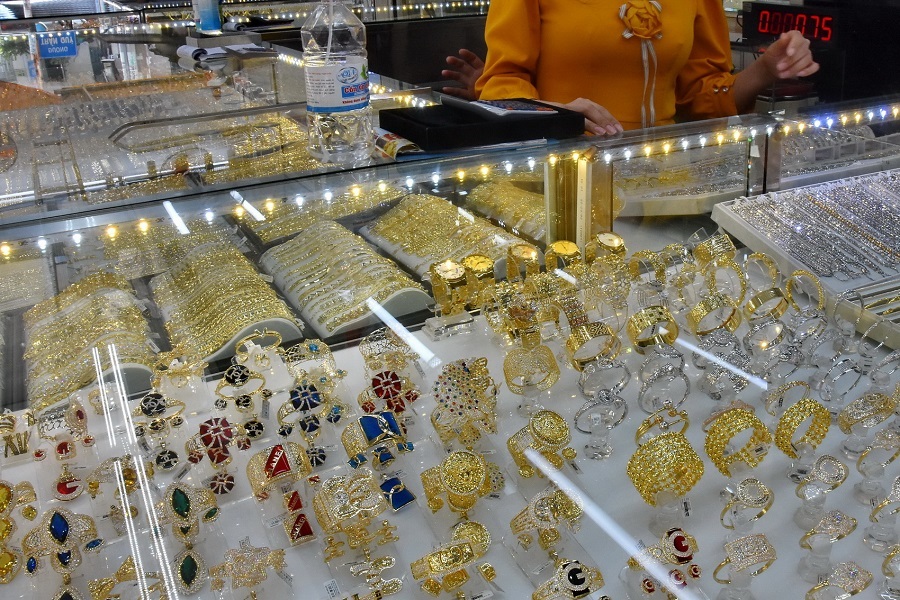 Giá vàng hôm nay 27/6 vàng trong nước đi ngang, thế giới tìm động lực tăng giá mới