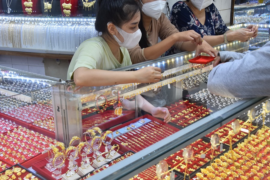 Giá vàng hôm nay 27/6 vàng trong nước đi ngang, thế giới tìm động lực tăng giá mới - Ảnh 1