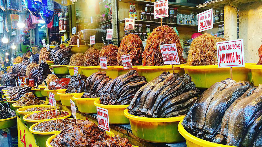 Châu Đốc nổi tiếng với các loại mắm cá thơm ngon.