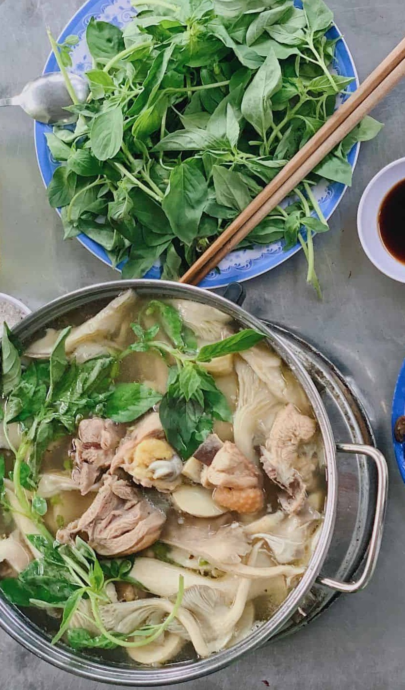 Lá é – nguyên liệu “linh hồn” của ẩm thực xứ hoa vàng, cỏ xanh