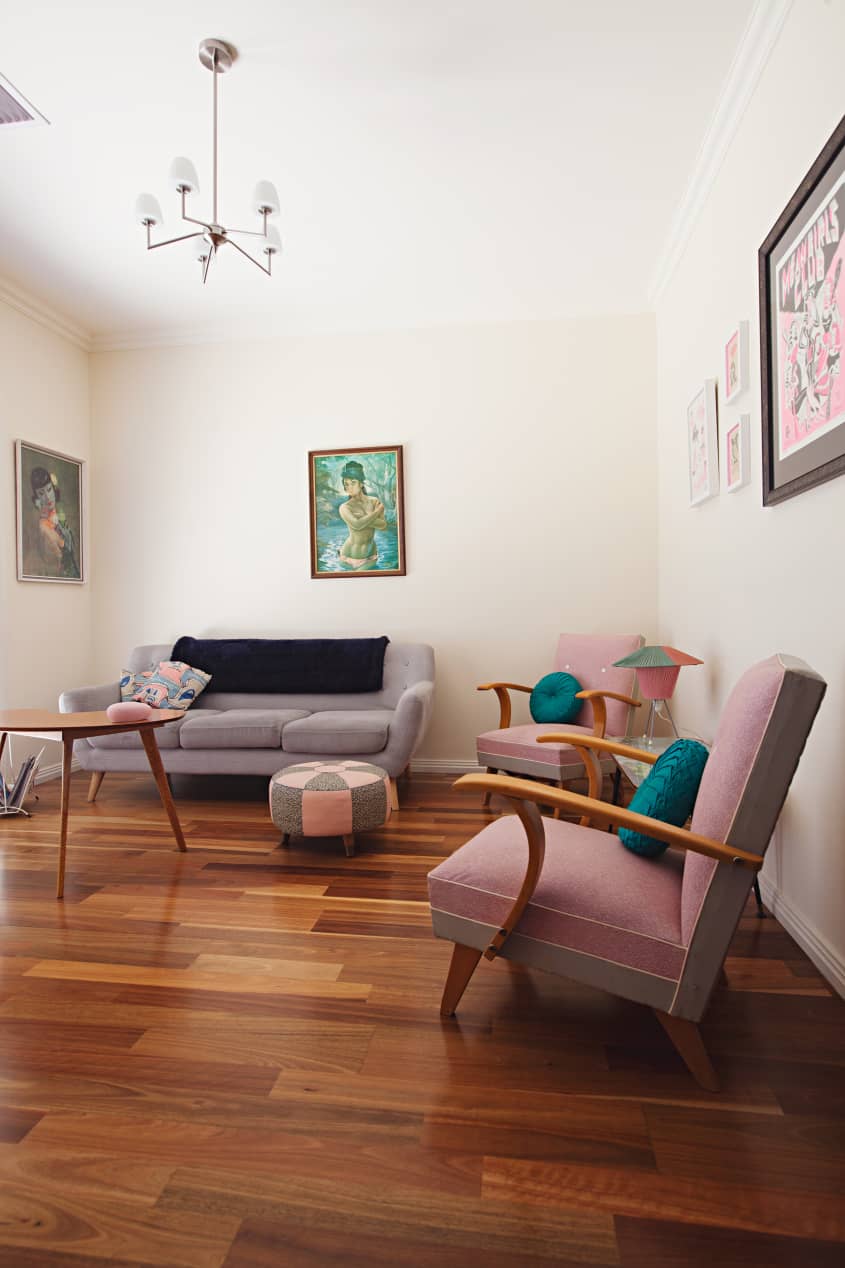 Sàn gỗ tông trầm cùng bộ sofa mang phong cách cổ điển khiến người ta cảm nhận được chút trầm mặc và bình yên trong ngôi nhà.