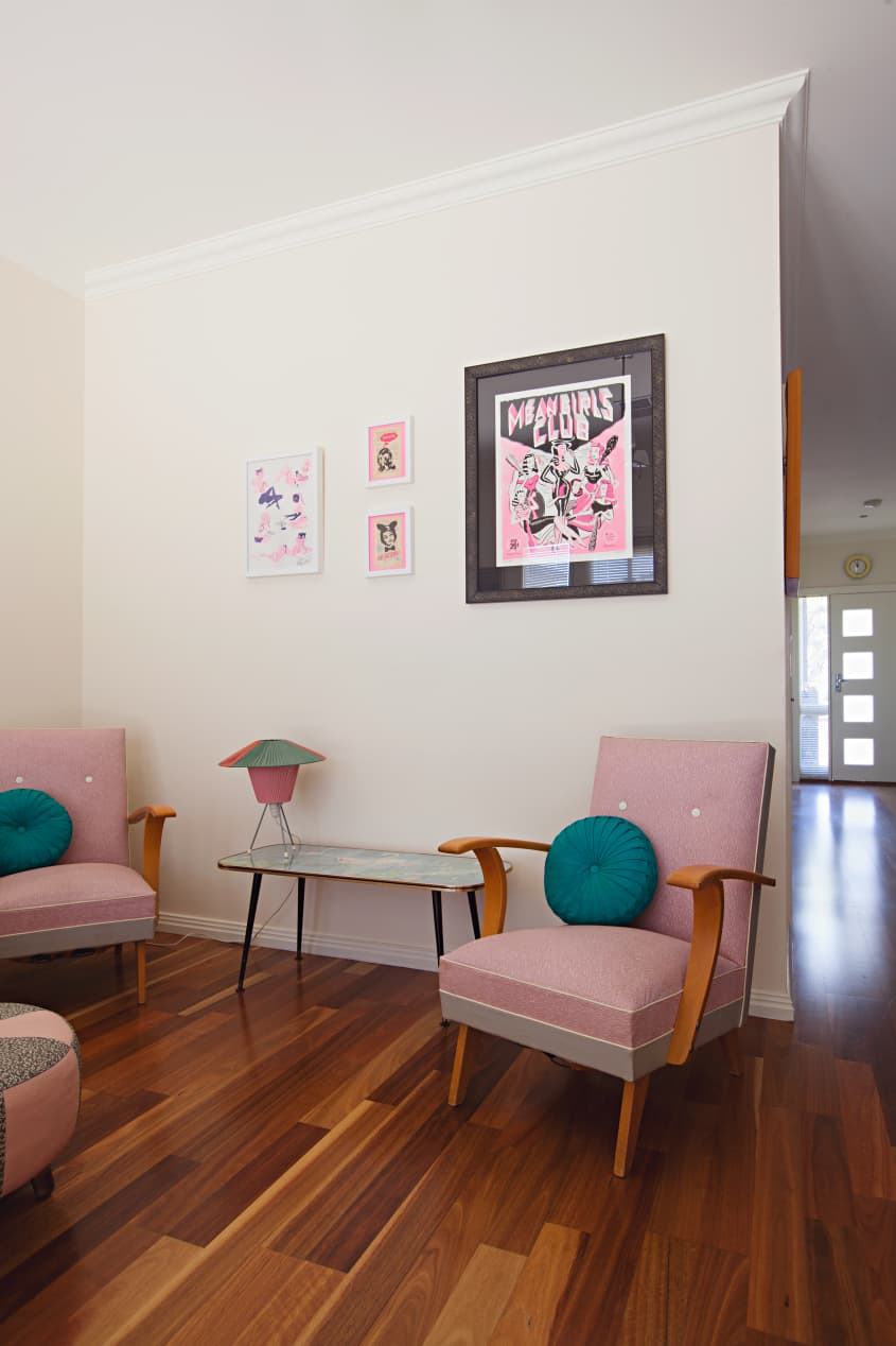 Bộ sofa kết hợp giữa màu hồng và tông tím rất thời trang và tinh tế.