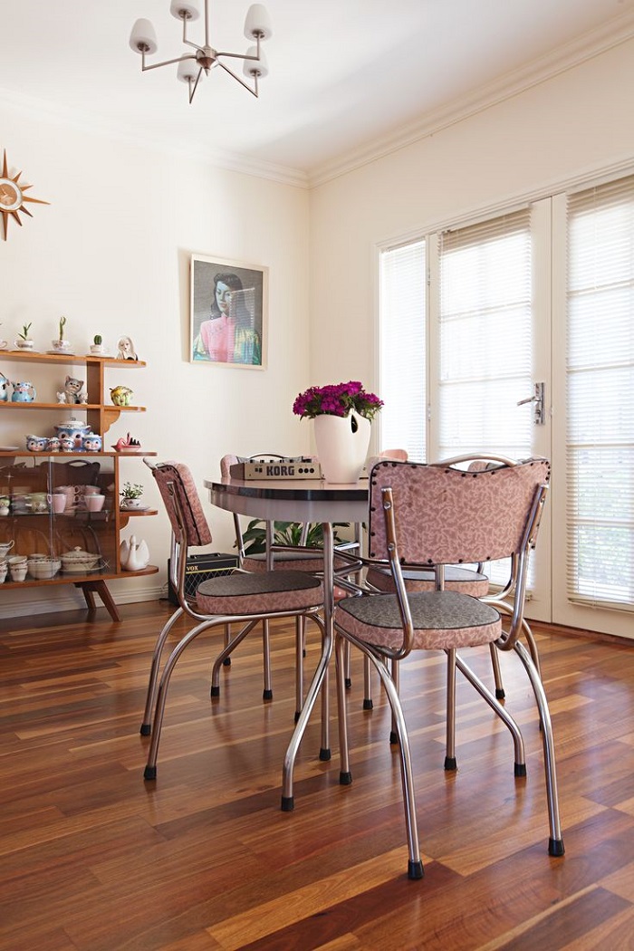 Ngay cả bộ bàn ăn cùng cùng tông hồng - hồng tím đẹp mắt, đồng nhất với không gian của phòng khách. Với lối thiết kế mở, sự thông nhất về tông màu giúp căn hộ gọn gàng và ghi điểm lớn.