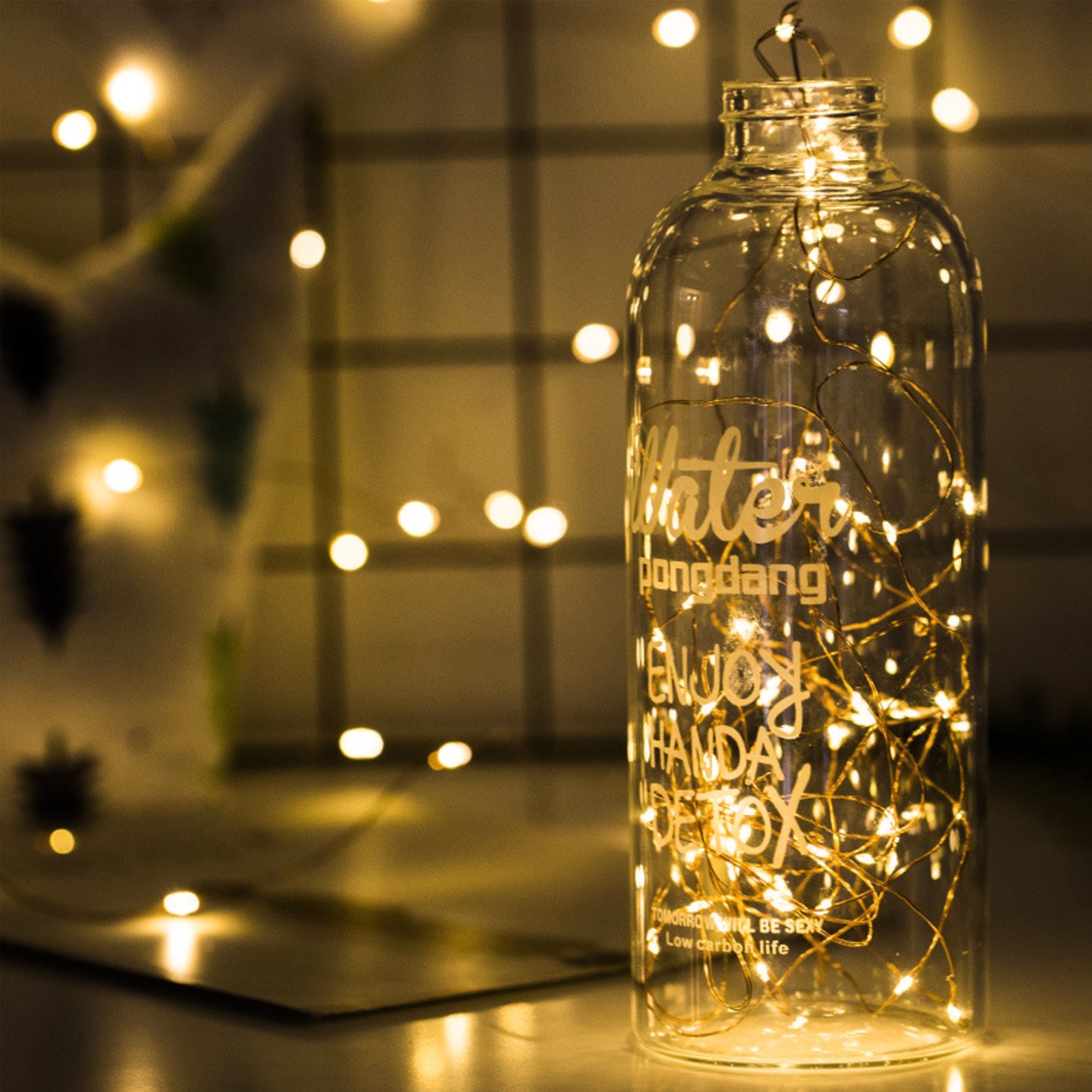Lọ thủy tinh và dây đèn LED tạo thành chiếc đèn ngủ ấm áp, lãng mạn và tiết kiệm điện năng.