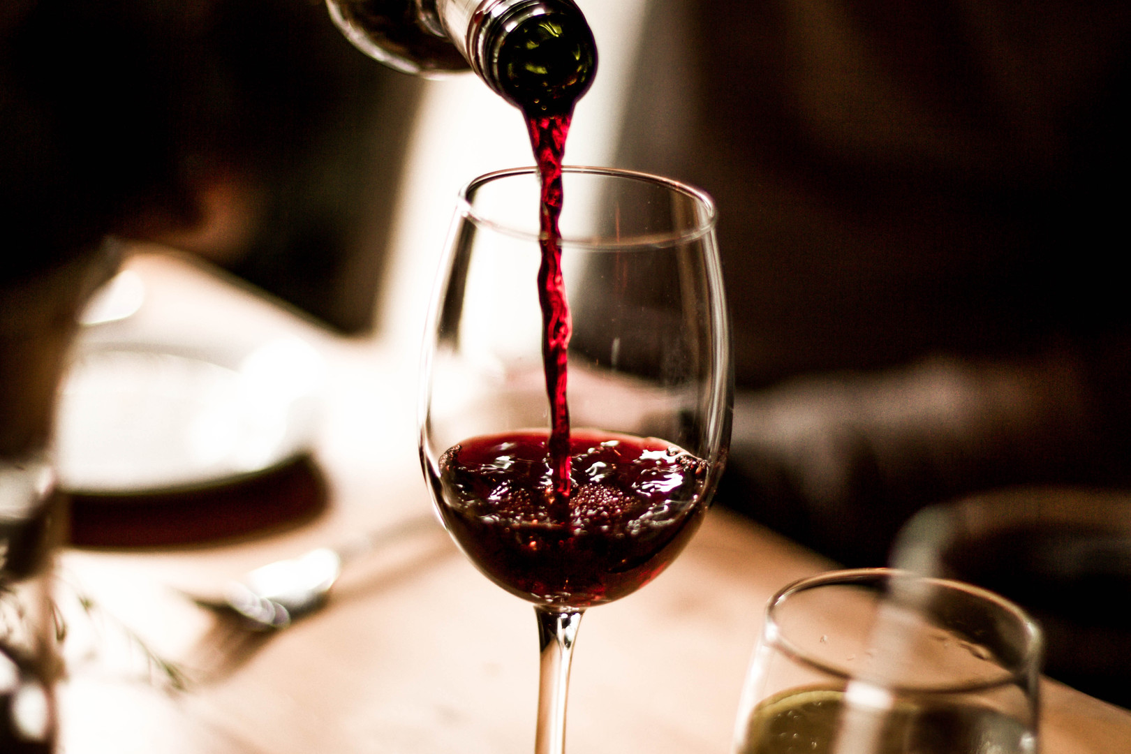 Rượu vang được lên men từ nho.