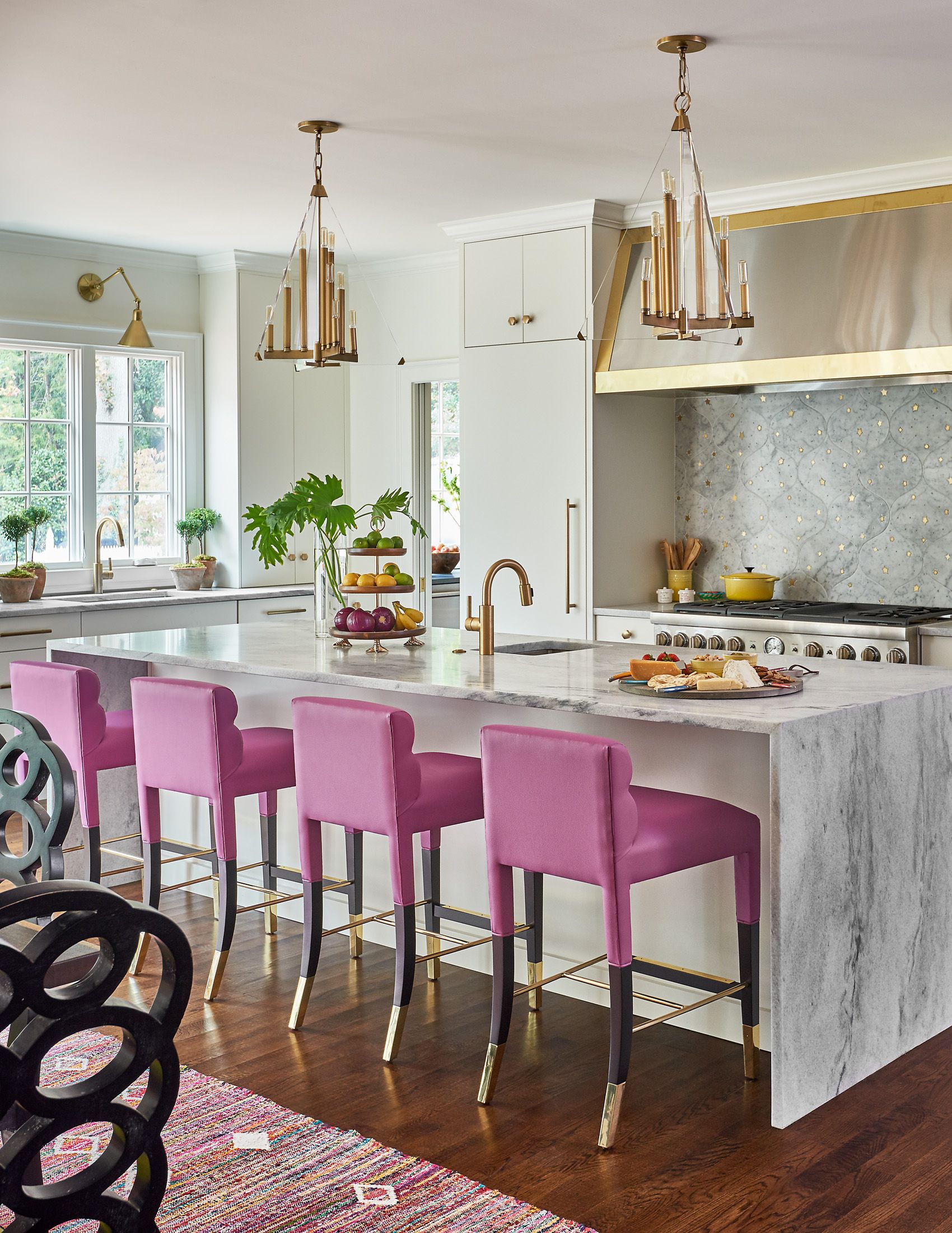 Có rất nhiều tông màu hồng khác nhau nên bạn có thể tha hồ sáng tạo khi áp dụng cho phòng bếp. Chủ nhân đã lựa chọn trắng - vàng đồng và hồng tím để tạo nên sự quyến rũ táo bạo cho khu vực nấu nước của mình.