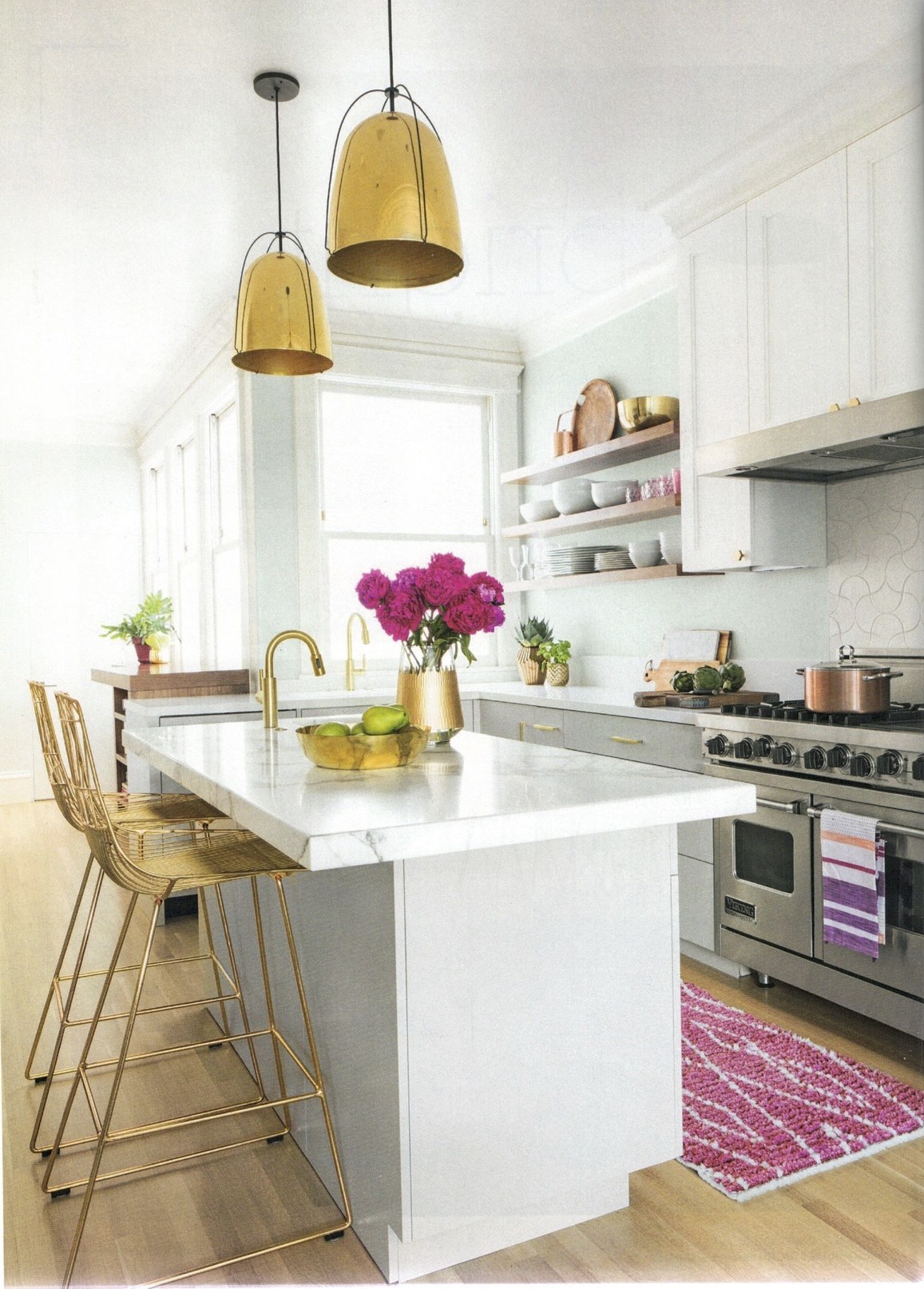 Phòng bếp này sử dụng tấm thảm trải sàn màu hồng để phân vùng tự nhiên giữa khu vực nấu nướng và đảo bếp. Thêm một lọ hoa sắc màu tương đồng là đủ để tạo nên một cái nhìn hoàn hảo.