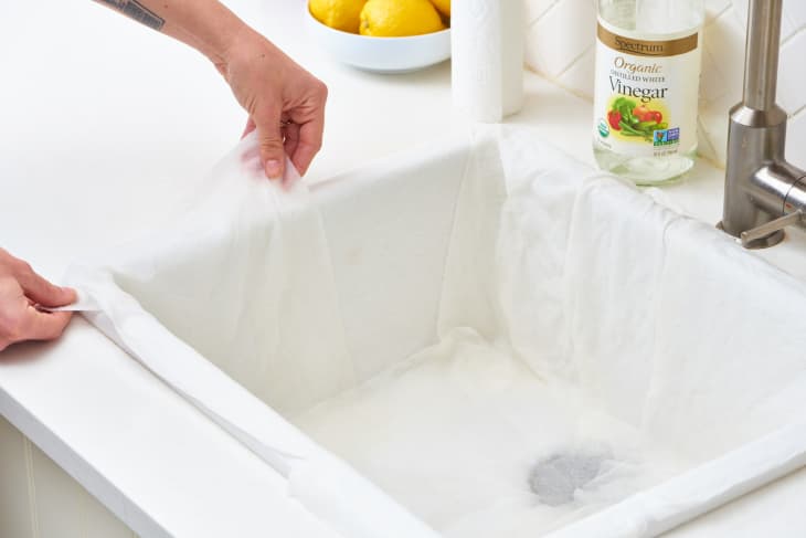 Bồn rửa bát sáng bóng với 5 bước làm sạch siêu đơn giản