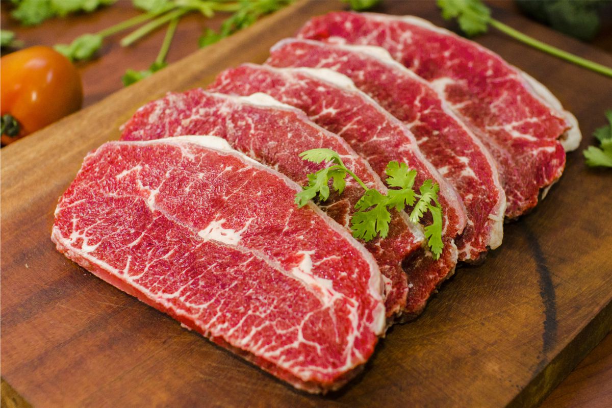 Top Blade Steak với giá thành rẻ nhưng vẫn cho chất lượng thịt khá ổn để làm beefsteak.