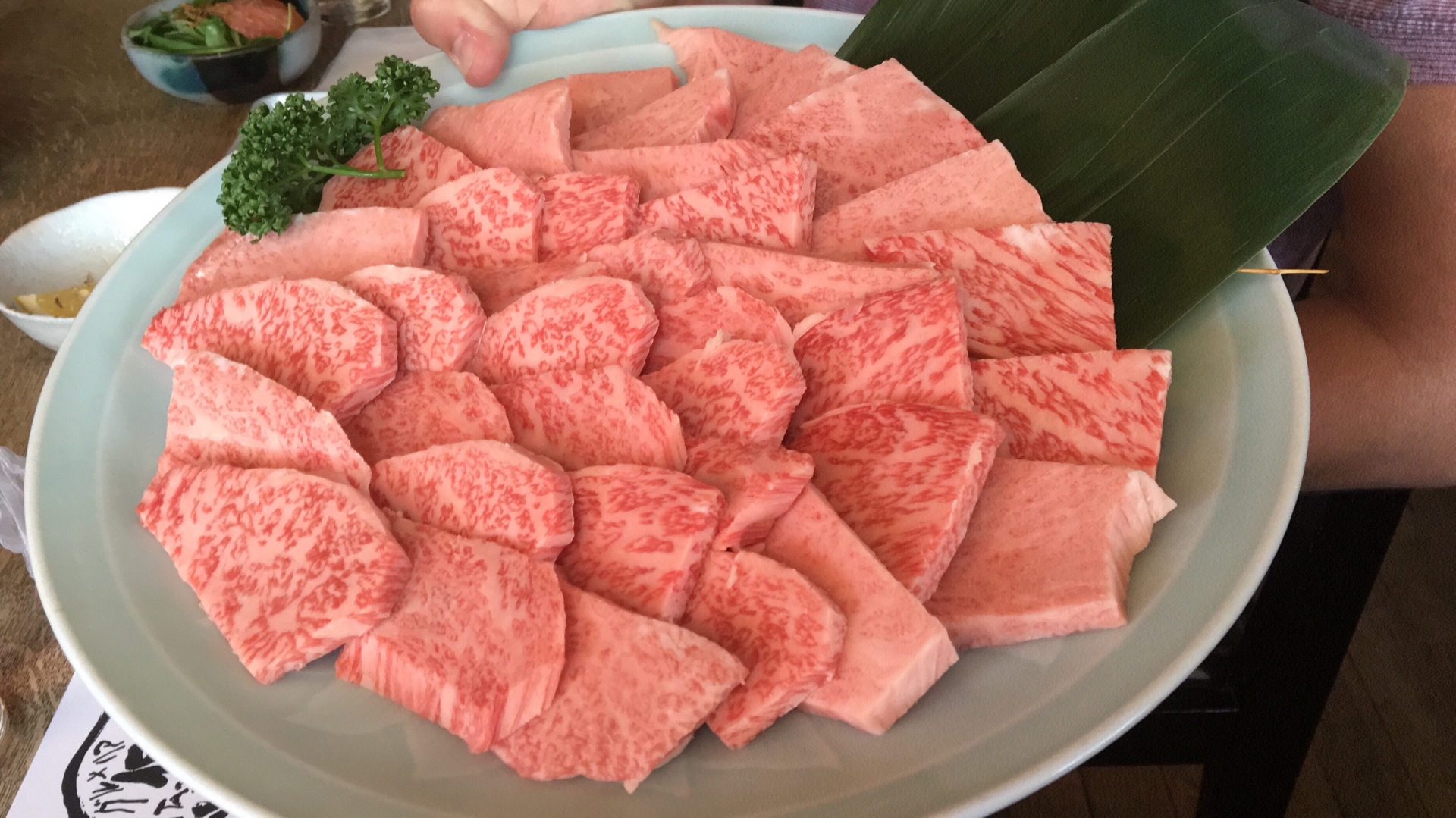 Thì bò Wagyu rất đắt đỏ, trong đó đắt nhất là thịt bò Kobe.