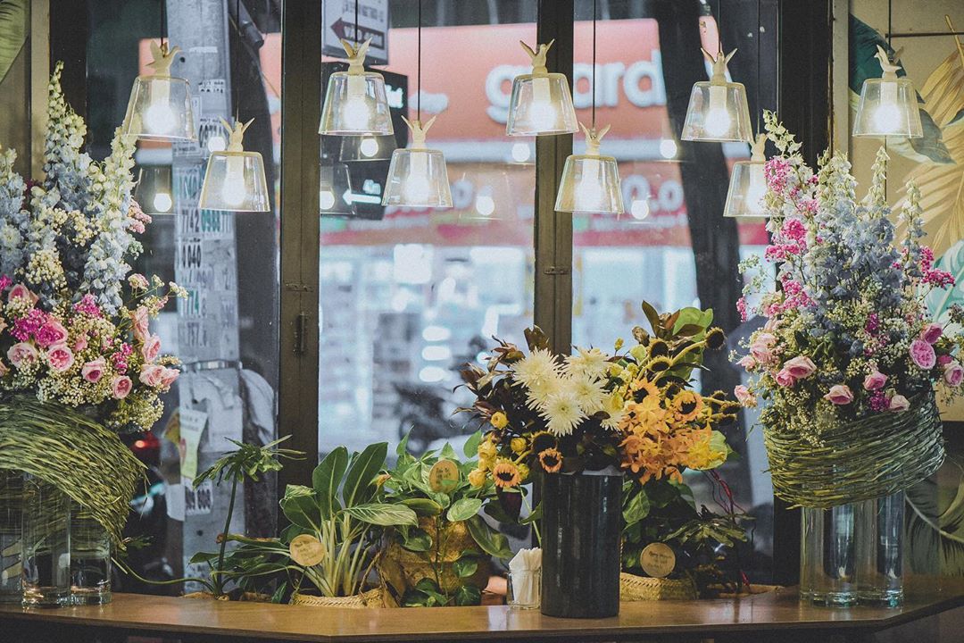 2 quán cà phê hoa tươi vừa uống đồ ngon, vừa ngắm hoa đẹp tại Sài Gòn - Ảnh 4