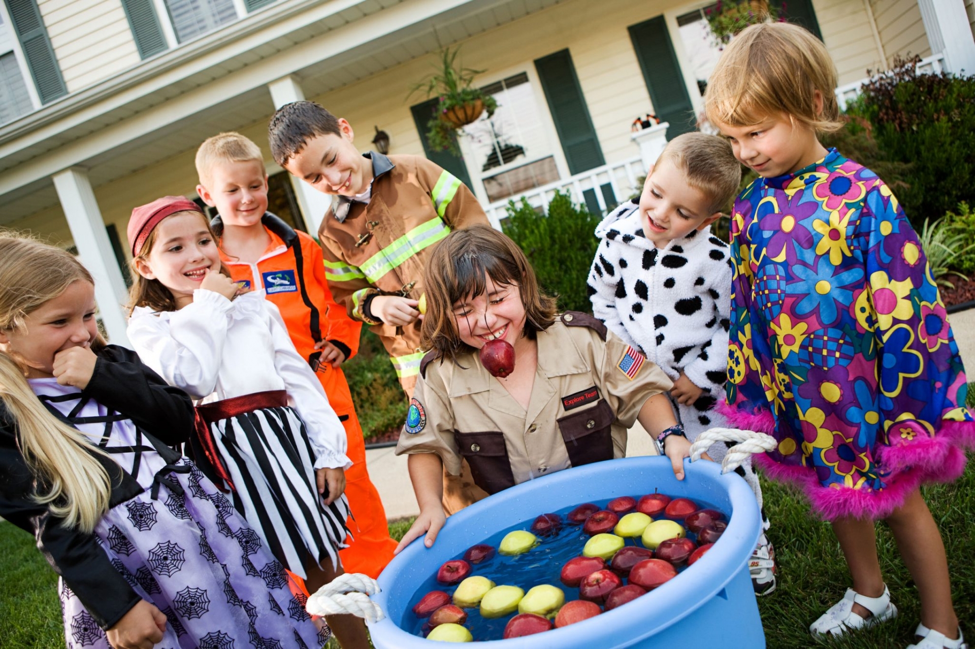 Trò chơi đớp táo phổ biến vào ngày Halloween.