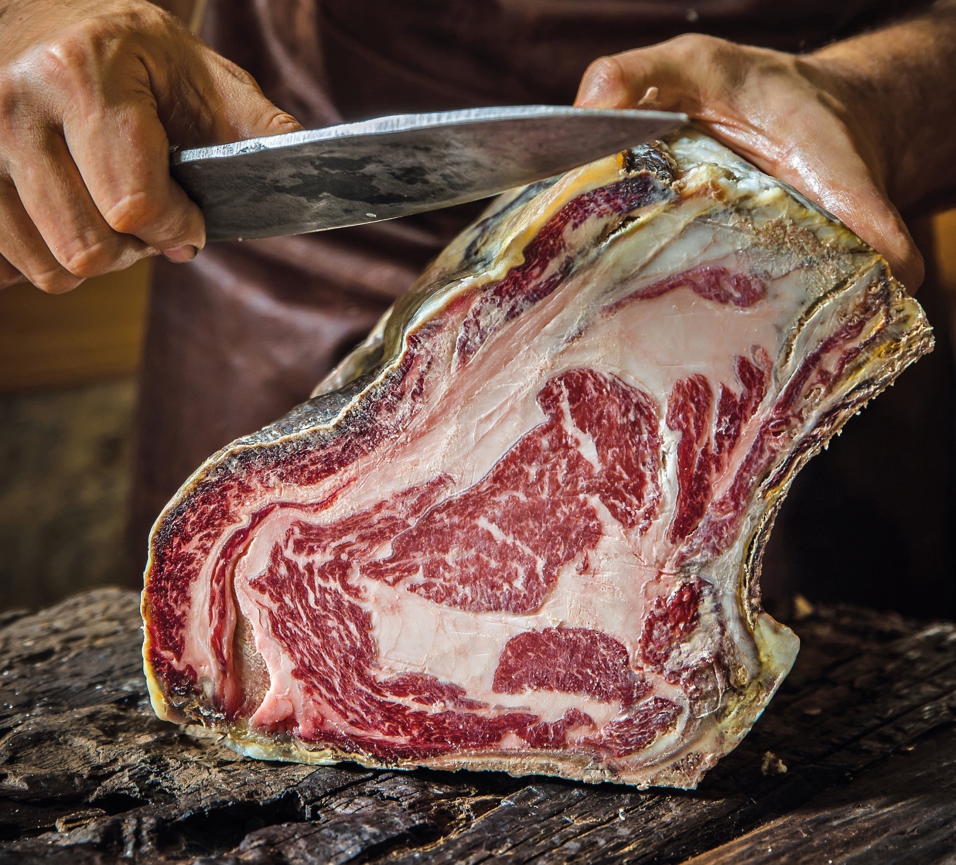 Thịt bò khi đã 'hong khô đủ tuổi' sẽ được cạo sạch lớp vẩy bên ngoài và thưởng thức phần thịt tươi bên trong.