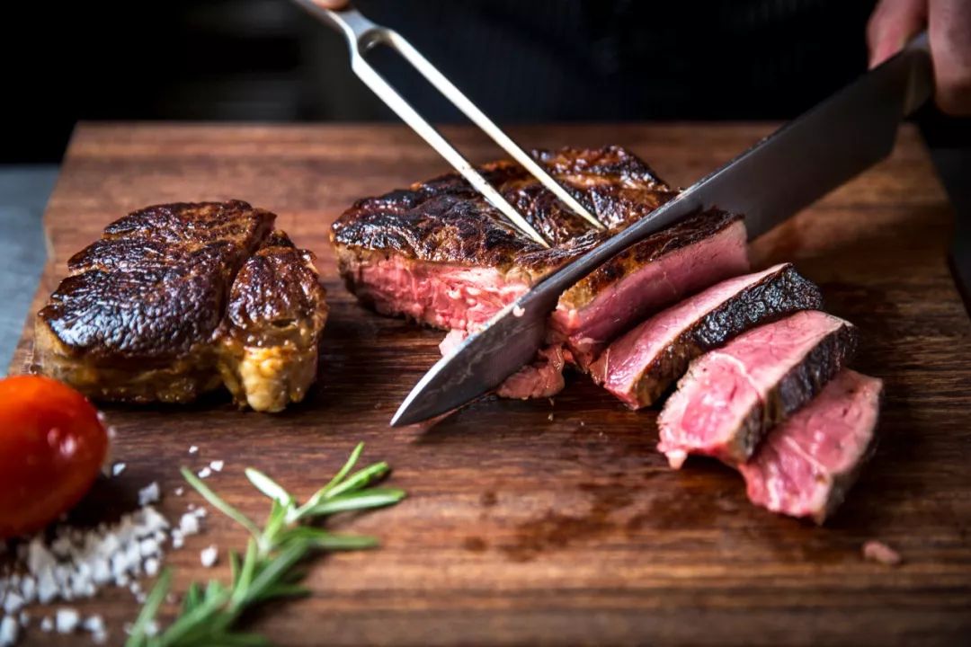 Dry-aged là gì? Tại sao lại để bò lên tuổi tới trên 100 ngày mới chế biến?