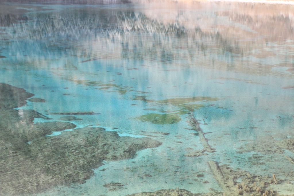 Màu xanh ngọc lam của những hồ nước là đặc sản của Cửu Trại Câu.