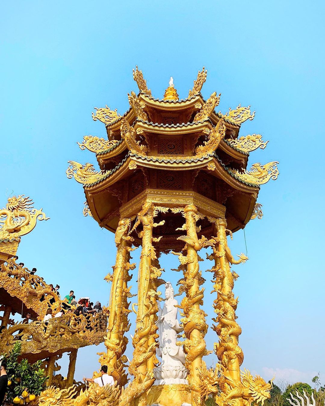 Ngôi chùa có 4 tháp tượng Bồ tát, mỗi tháp có 6 cột với họa tiết rồng cuốn đặc trưng của kiến trúc đền chùa.