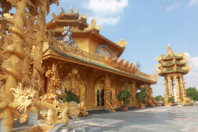 Ngôi chùa được dát vàng trông rất nổi bật.