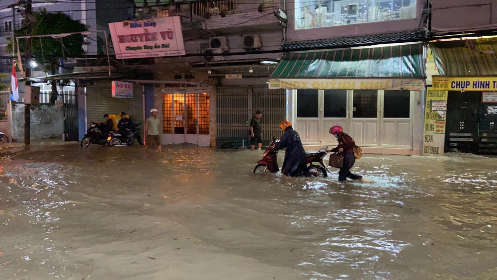 Sài Gòn ngập nặng sau trận mưa mù trời chiều nay