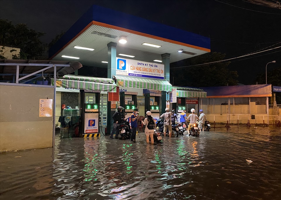 Sài Gòn ngập nặng sau trận mưa mù trời chiều nay - Ảnh 3