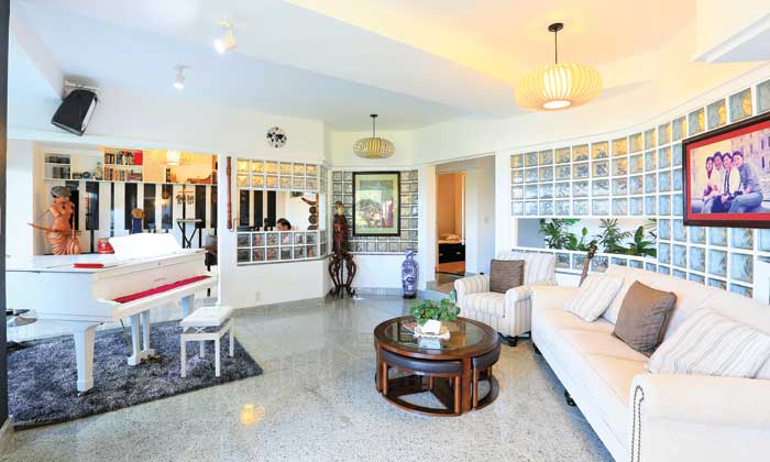 Phòng khách được đặt một bộ sofa màu trắng với gối vuông vải dệt sẽ cùng bàn tròn nhỏ nội thất phòng khách trở nên tinh tế, hài hòa. Ngoài ra việc sử dụng gạch kính cũng giúp các không gian có sự kết nối, nhẹ nhàng.