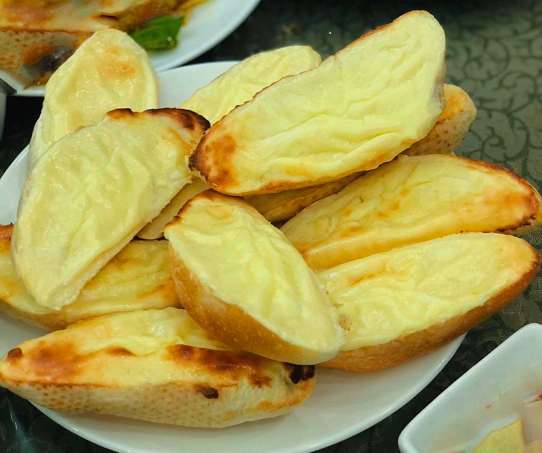 Bánh mì phô mai, từ món phụ trong nhà hàng đến món ăn "phải thử" ở Hạ Long
