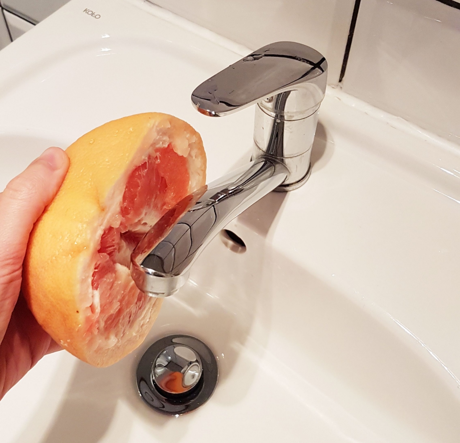 Bưởi và đường: Nguyên liệu làm sạch bồn tắm, bồn rửa bất ngờ