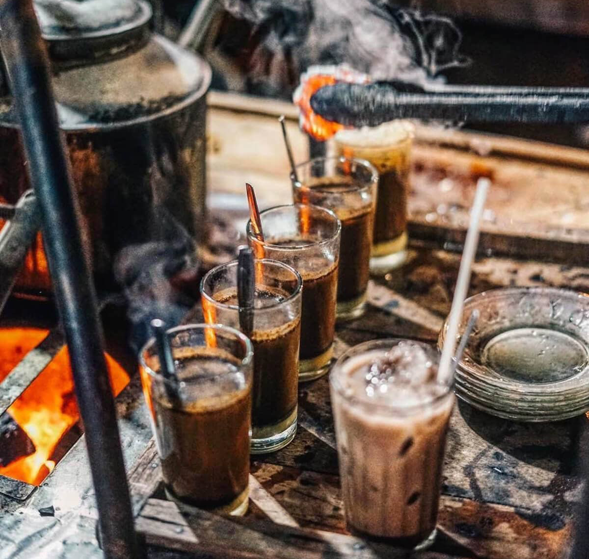 Đến Indonesia, nhớ nếm Kopi Joss - món cà phê pha cùng... than đá