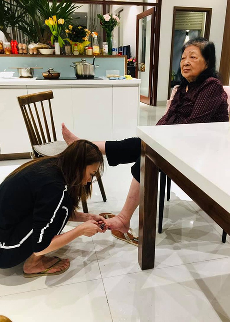 Mỹ Tâm cắt móng chân cho mẹ tại khu vực bếp - ăn.
