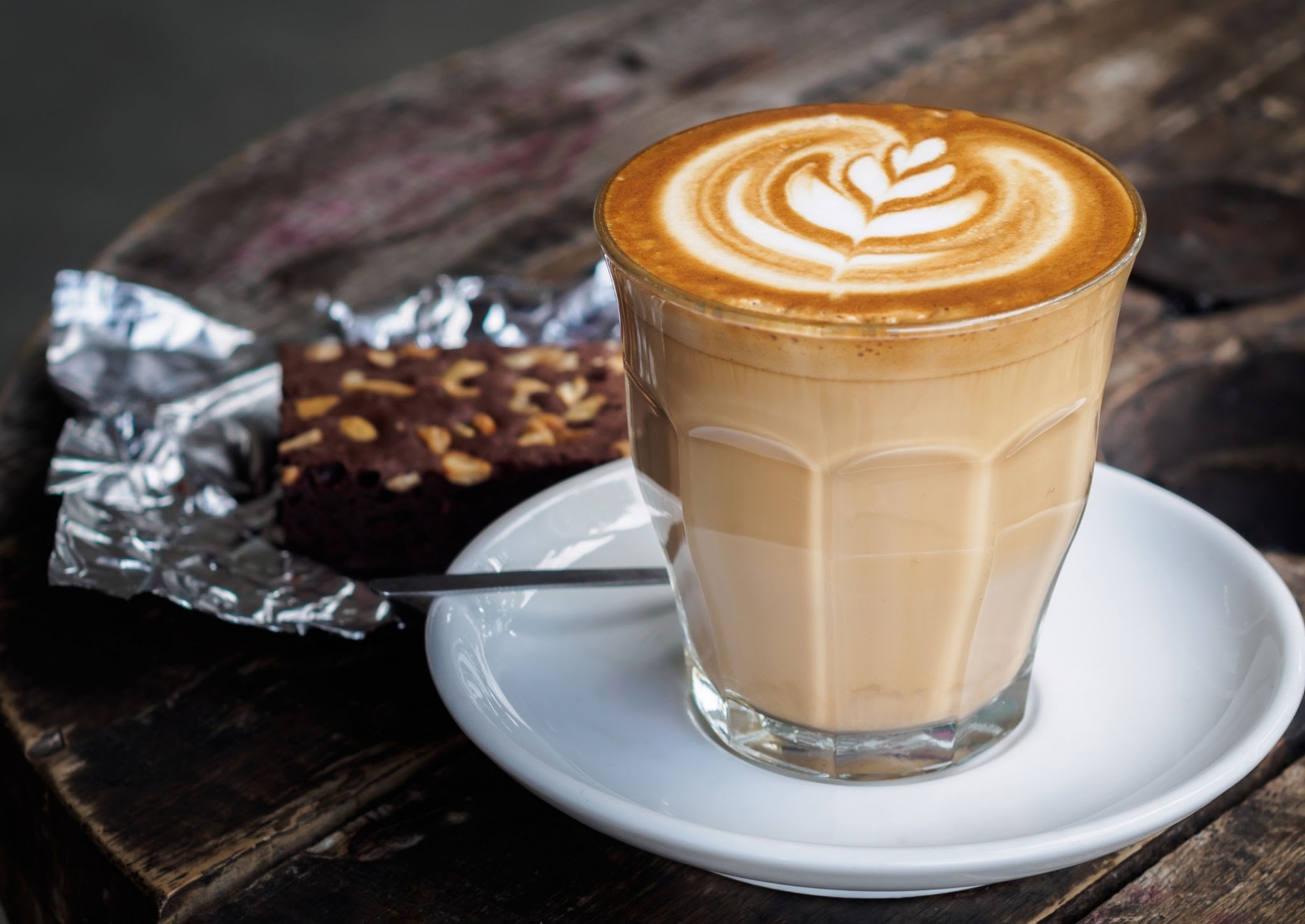 Latte thường được đựng trong ly lớn, có vị sữa nhiều hơn Cappuccino.