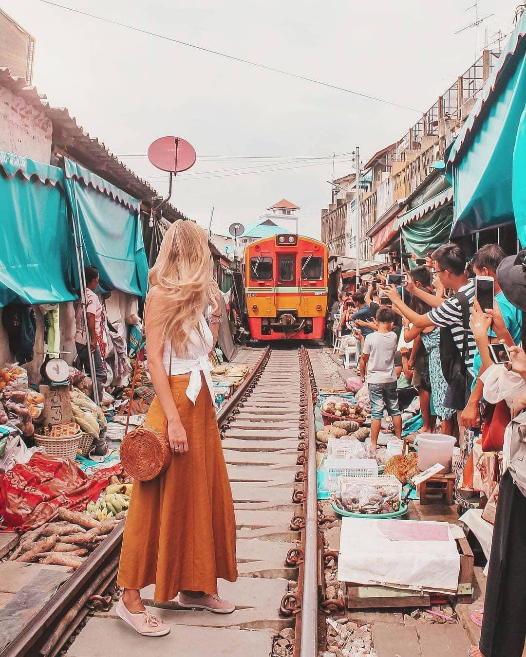 Đi chợ cảm giác mạnh ở chợ đường tàu Maeklong, Bangkok - Ảnh 6