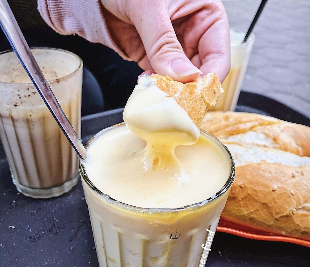 Kem trứng chấm bánh mì, món ăn "gói tuổi thơ" rất được ưa thích ở Hà Nội