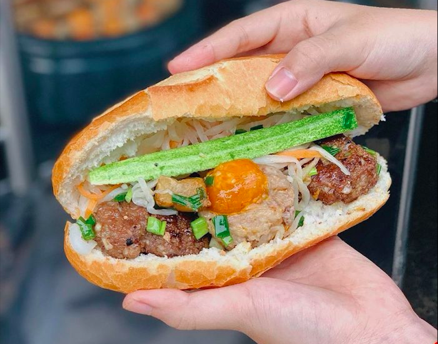 Bánh mì xíu mại trứng muối hấp dẫn, món lạ cho tín đồ bánh mì Sài Gòn