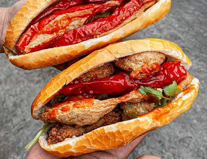 Bánh mì khổ qua cà ớt, phiên bản bánh mì độc lạ của Sài Gòn