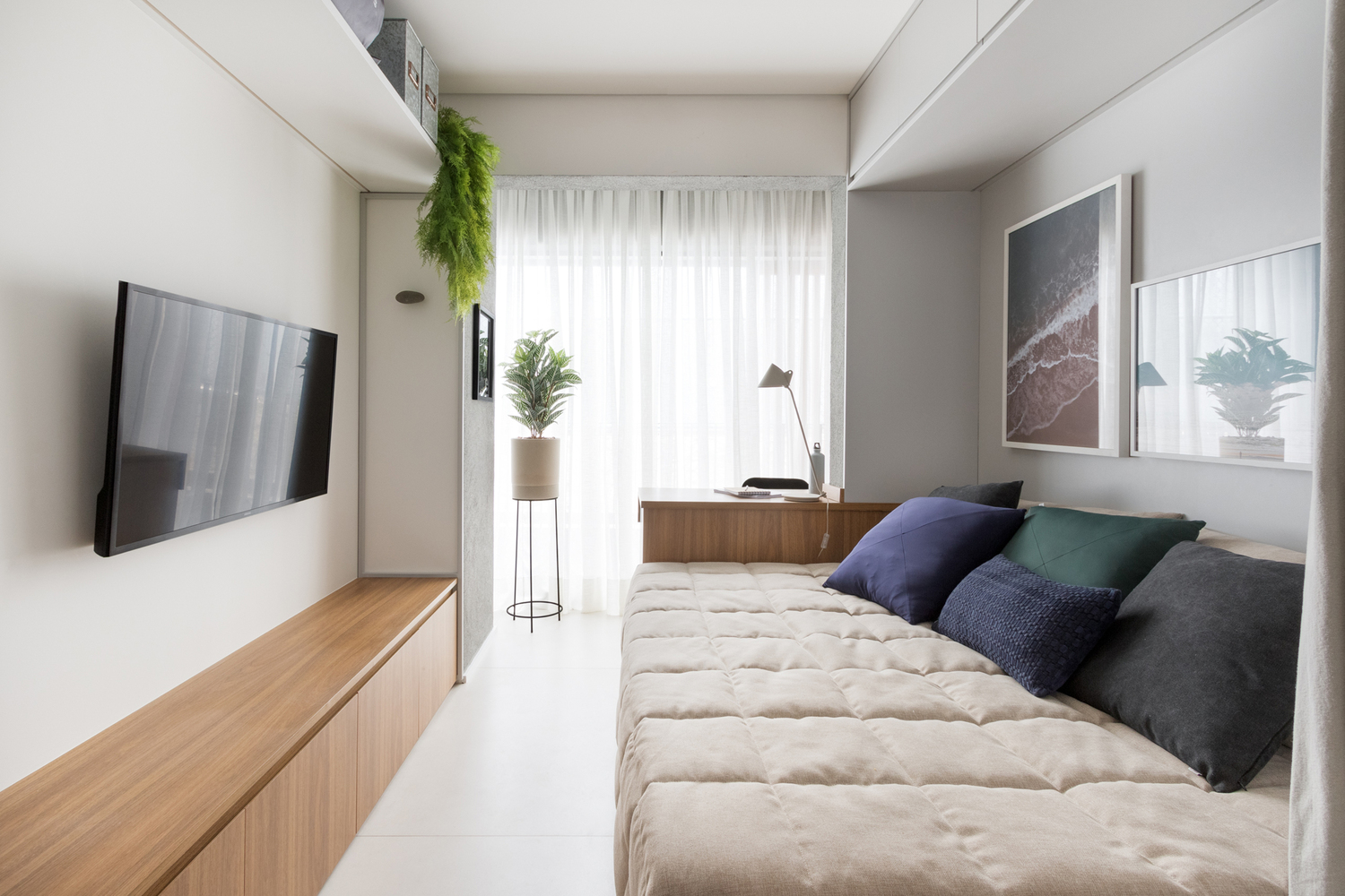 Sofa được tích hợp với chức năng giường ngủ. Ngoài ra căn hộ còn tận dụng không gian sát tường để làm kho lưu trữ.