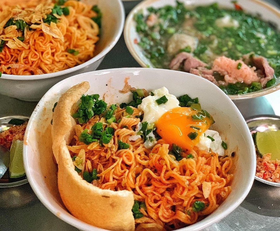 Tiệm mì trộn muối ớt hơn 40 năm tuổi, lúc nào cũng tấp nập khách ở Sài Gòn