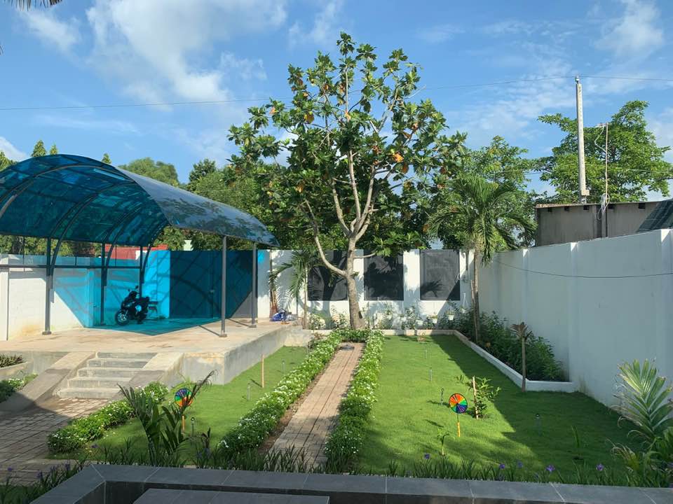 Mái vòm xanh trong suốt không chỉ che mưa, nắng, nó còn tạo nên điểm nhấn mát mẻ trên nền tổng thể gần gũi với thiên nhiên của ngôi nhà.