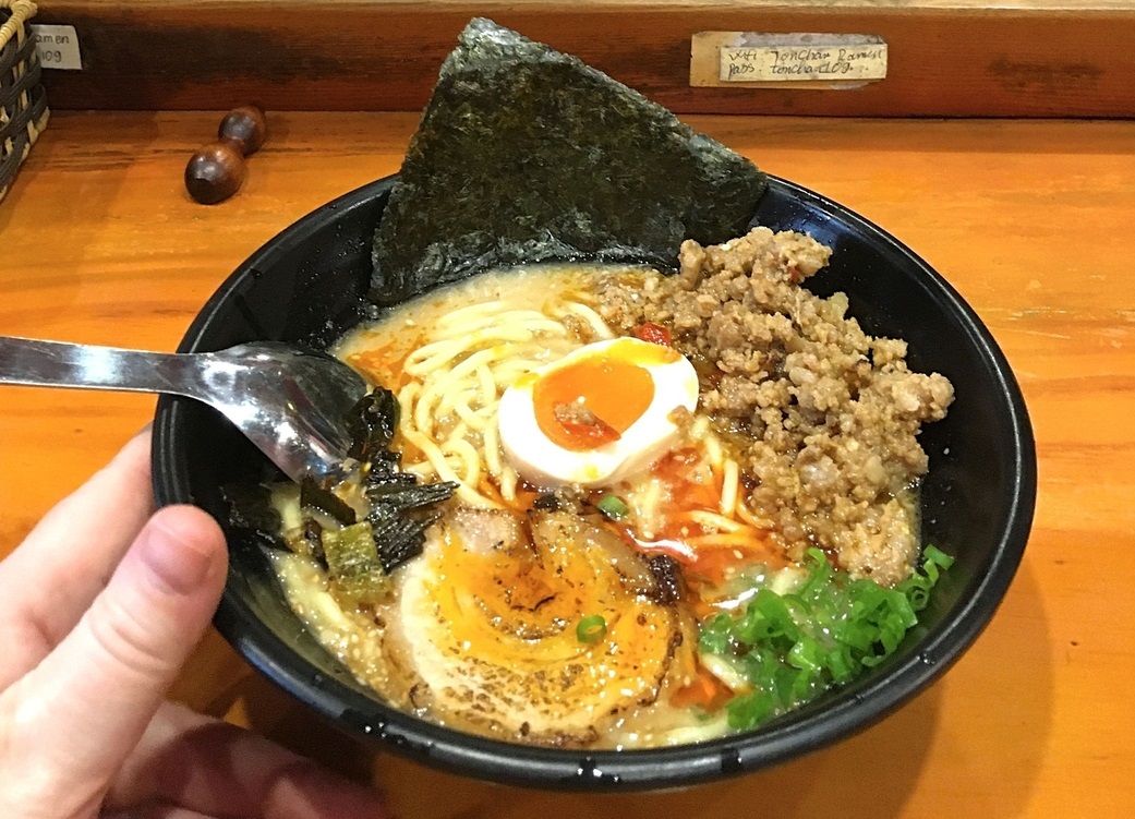 Ăn mãi bún, phở cũng chán, hãy đổi gió bằng 4 quán ramen hợp túi tiền này