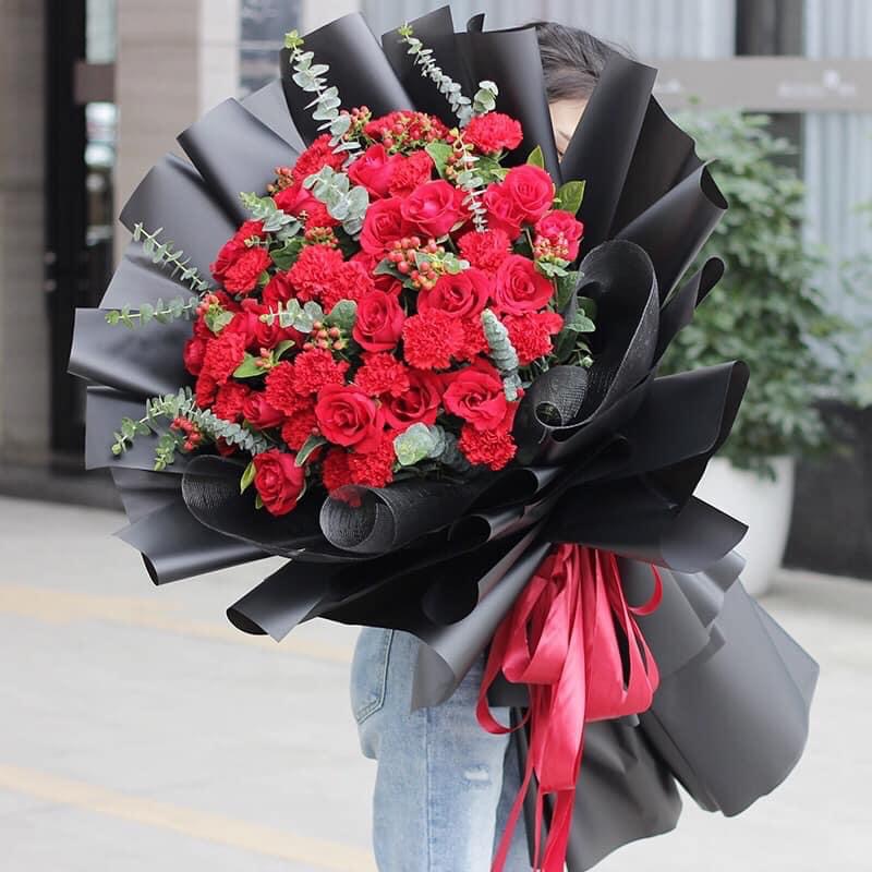 Lựa chọn cẩm chướng kết hợp với nhiều loại hoa khác như hoa hồng sẽ khiến bó hoa tặng thầy cô dịp 20/11 trở nên đặc biệt hơn.